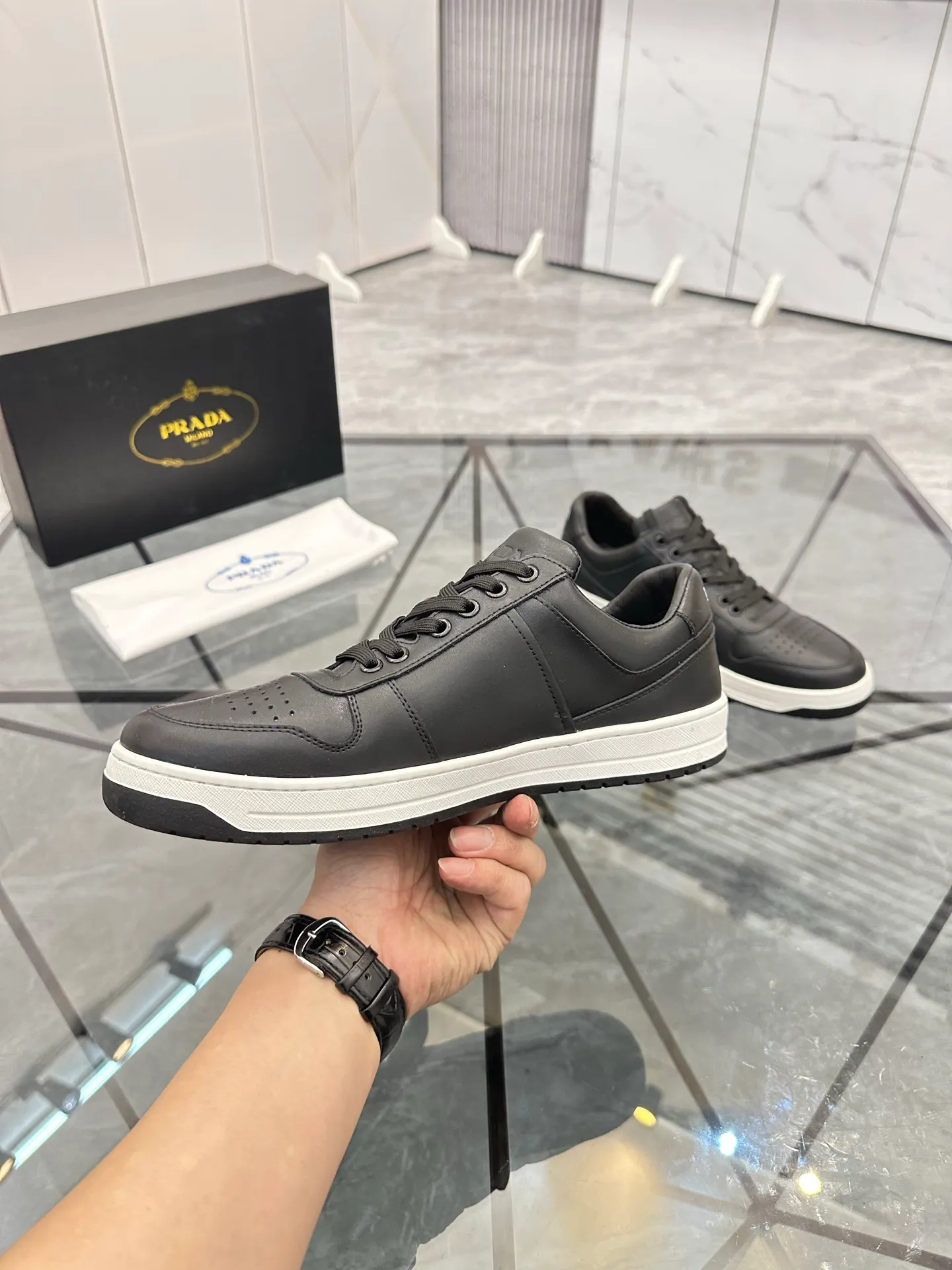 Men's shoes: 💰P400¥ Product trademark: Prada *"Prada*" low-top casual shoes Regular size: 38-44 (can be customized to 45) Product materials: imported cowhide upper, sheepskin lining, original outsole. Number: 020